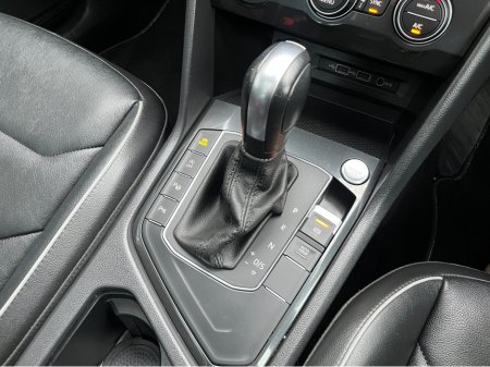 2020 Volkswagen Tiguan R-LINE AUTOMATIC 150HP 1.5 TSI //MASSIVE SPEC//FULL LEATHER//PANORAMIC GLASS ROOF//SAT NAV// €34,950 thumbnail