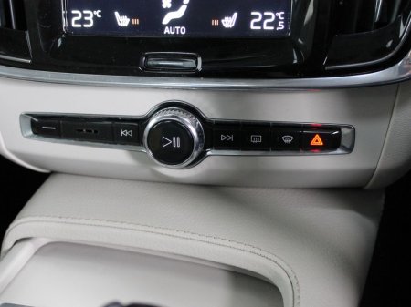 2020 Volvo V90 D4 MOM AT 5DR Auto €33,750 thumbnail