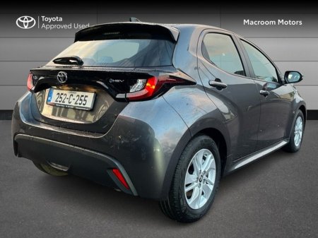 2025 Toyota Yaris FRESH SELECTION OF TRADE-INS YARIS HYBRID 1.5 LUNA €28,000 thumbnail