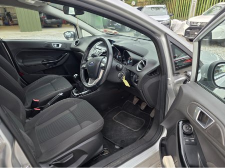 2016 Ford Fiesta - thumbnail 10