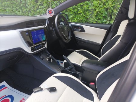 2016 Toyota Auris TOP SPEC 1.8 PETROL HYBRID WITH ONLY 71,003KMS LEATHER AND SUEDE INTERIOR LIKE NEW REVERSE CAMERA TOUCH SCREEN RADIO WITH APPLE CAR PLAY & ANDROID AUTO FACTORY IMMOBILISER TOYOTA SAFETY SENSE €16,495