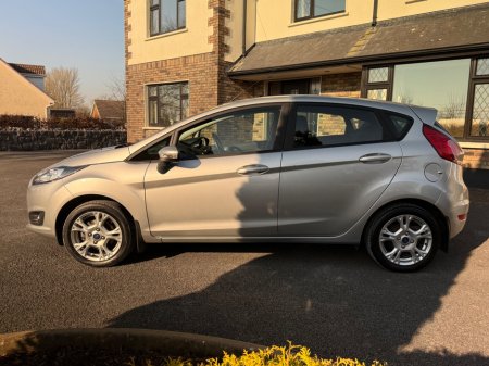 2017 Ford Fiesta - thumbnail 4