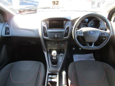 2017 Ford Focus - thumbnail 10