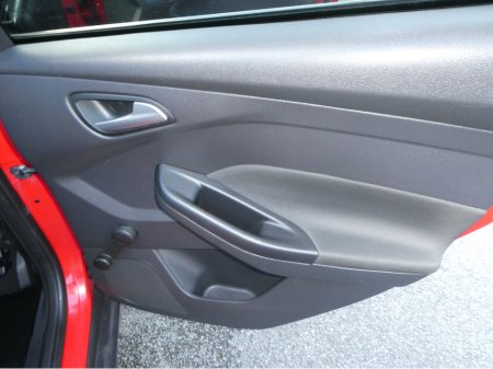 2012 Ford Focus - thumbnail 16
