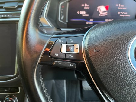 2019 Volkswagen Tiguan HIGHLINE 4MOTION AUTOMATIC 2.0 DIESEL //HIGH SPEC//360 PARKING CAMERAS//FRONT AND REAR HEATED SEATS//POWER TAILGATE//HEAD UP DISPLAY// thumbnail