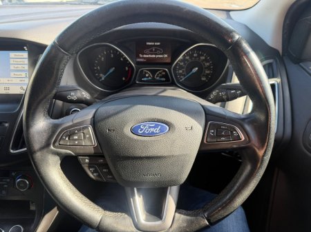 2017 Ford Focus - thumbnail 10