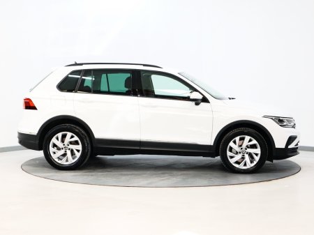 2022 Volkswagen Tiguan *3* LIFE TSI PHEV S-A DSG €32,800