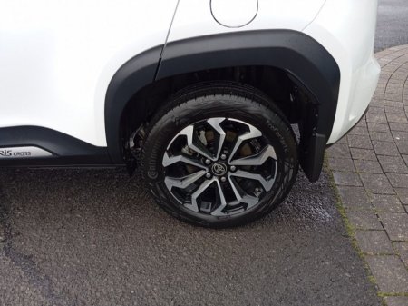 2024 Toyota Yaris Cross 1.5 Hybrid Luna Sport (Pearl white) €30,850 thumbnail