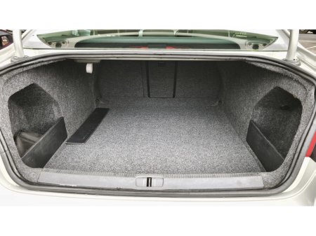 2010 Volkswagen Passat - thumbnail 14