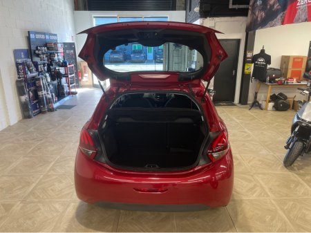 2017 Peugeot 208 - thumbnail 9