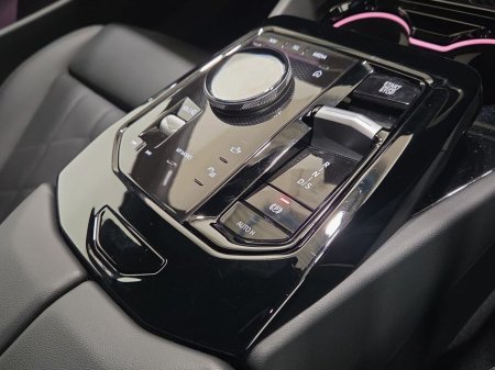 2025 BMW 5 Series - thumbnail 10