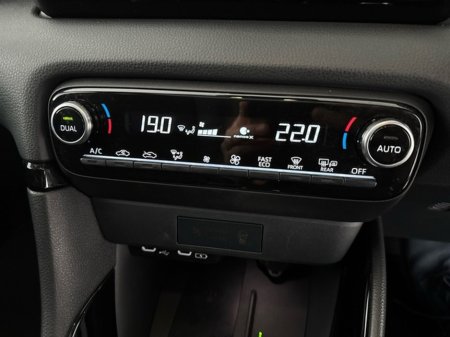 2024 Toyota Yaris HYBRID PLATINUM *TOP SPEC* €28,950 thumbnail