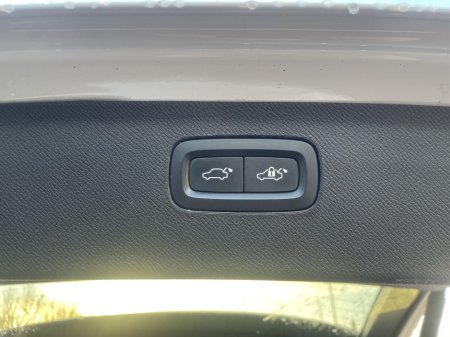 2021 Volvo XC90 Momentum thumbnail