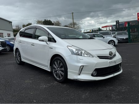 2014 Toyota Prius Alpha - photo 2