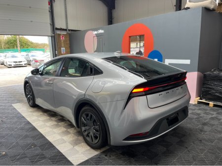 2025 Toyota Prius - thumbnail 4