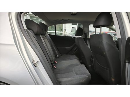 2010 Volkswagen Passat - thumbnail 9