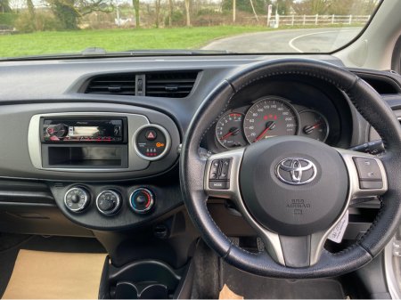 2012 Toyota Yaris - thumbnail 8