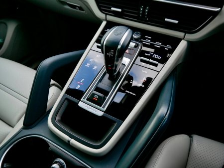 2023 Porsche Cayenne 3.0 V6 E-Hybrid 4WD Auto €87,950 thumbnail