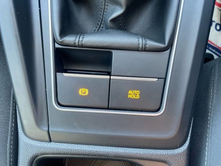 2024 Volkswagen Golf 2.0 TDI 115HP Life €28,975 thumbnail