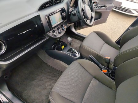 2019 Toyota Vitz - thumbnail 17