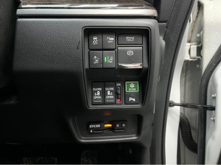 2018 Honda Odyssey €22950! 2018 HONDA ODYSSEY 7 SEATER AUTOMATIC HYBRID SENSING 2.0 AUTOMATIC / CRUISE CONTROL / REVERSE CAMERA / AUTOMATIC DOORS / ELECTRIC SEATS €22,950 thumbnail