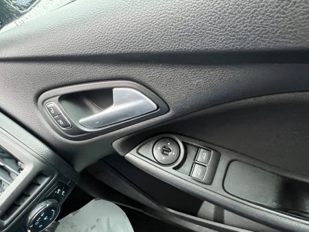 2017 Ford Focus - thumbnail 27