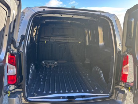 2021 Opel Combo 1.5 3 Seater price is €10406 plus vat €10,406