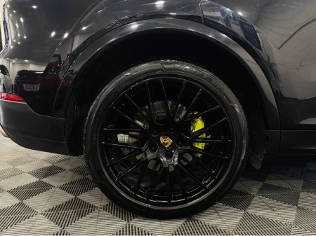 2019 Porsche Cayenne V6 E-HYBRID AUTO €59,899 thumbnail