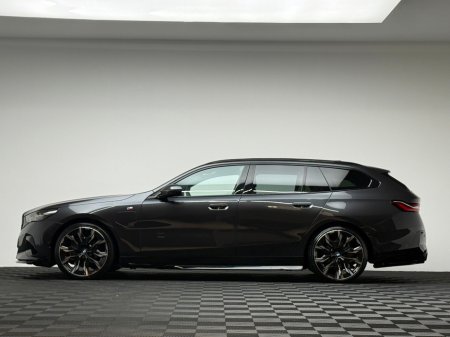 2025 BMW 5 Series - thumbnail 4