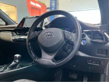 2019 Toyota C-HR 2019 TOYOTA C-HR G 1.8 AUTOMATIC / CRUISE CONTROL / REVERSE CAMERA / HEATED SEATS AND MORE thumbnail