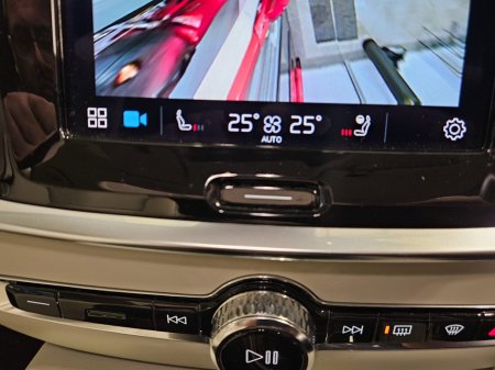 2022 Volvo V60 PHEV T8 (455hp) Ultimate Dark AWD €27,950 thumbnail