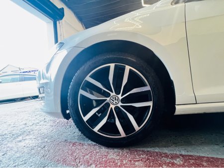 2017 Volkswagen Golf DBA-6RCJZ €16,500 thumbnail