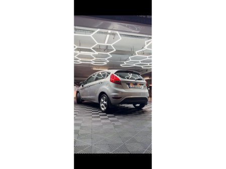 2011 Ford Fiesta - thumbnail 4