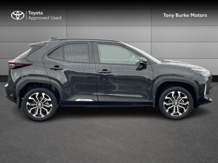 2025 Toyota Yaris Cross - view 3