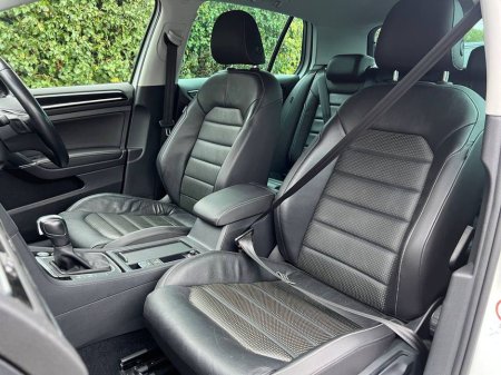 2020 Volkswagen Golf HIGHLINE 2.0 TDI // LEATHER HEATED SEATS // DIGITAL CLUSTER // LANE ASSIST €23,900 thumbnail