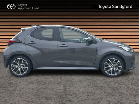 2025 Toyota Yaris PLATINUM PLUS 3 FREE SERVICES - SAVE THOUSANDS* FULL WARRANTY €32,445