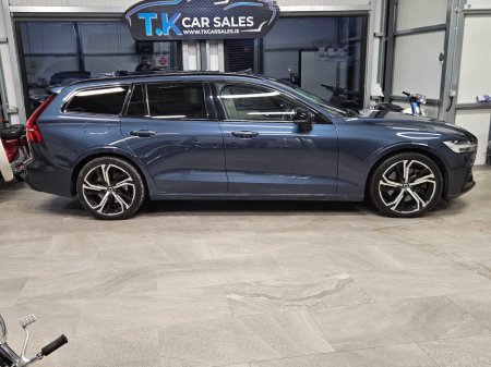 2022 Volvo V60 PHEV T8 (455hp) Ultimate Dark AWD €27,950 thumbnail