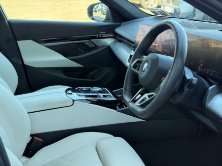 2024 BMW 5 Series - thumbnail 12