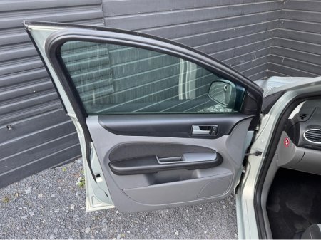 2010 Ford Focus - thumbnail 17