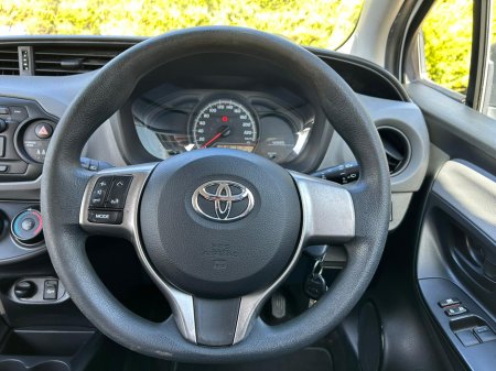 2016 Toyota Yaris - thumbnail 9