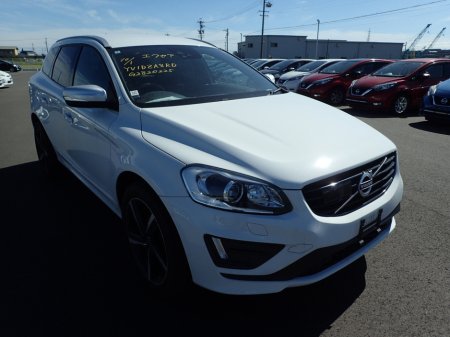 2015 Volvo XC60 2.0 D4 DIESEL R-DESIGN PLUS AUTO // TOP SPEC=LIKE NEW // FULL ELECTRIC HEATED LEATHER // CRUISE CONTROL // ELECTRIC TAILGATE // REVERSING CAMERA // LANE ASSIST // COLLISION WARNING SYSTEM €20,950