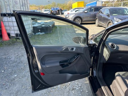 2016 Ford Fiesta - thumbnail 6