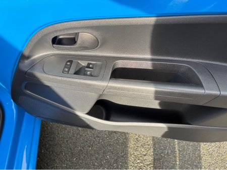 2015 Volkswagen up! TAKE 1.0 MANUAL 5SPEED 5DR 75HP €7,500 thumbnail