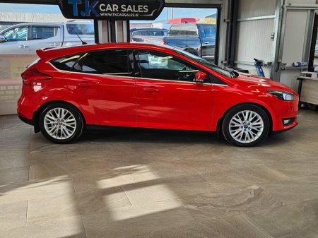 2016 Ford Focus - thumbnail 2