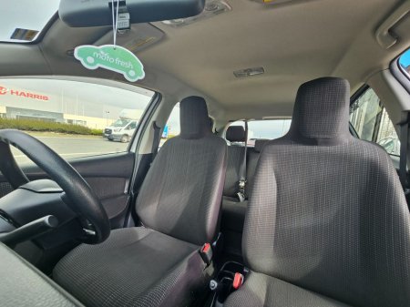 2016 Toyota Vitz - thumbnail 17