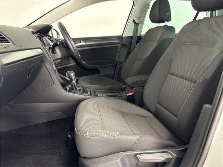 2019 Volkswagen Golf COMFORTLINE**TOUCHSCREEN MEDIA**APPLE CAR PLAY**REVERSE CAMERA**PARKING SENSORS**MULTIFUNCTIONAL STEERING WHEEL**CRUSIE CONTROL**DUAL CLIMATE**CLOTH SEATS**ELECTRIC WINDOWS**AIRCONDITIONING**ISOFIX** €19,495 thumbnail