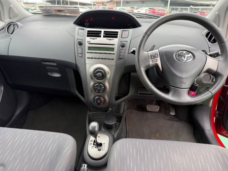 2010 Toyota Yaris - thumbnail 10