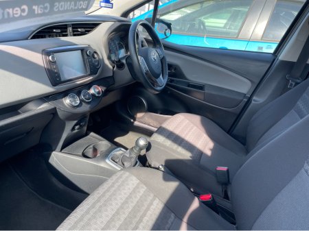 2017 Toyota Yaris - thumbnail 3