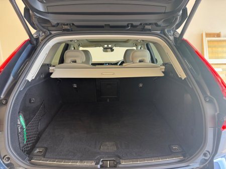 2024 Volvo XC60 T6 Recharge PHEV 350hp AT8 Plus Dark €58,500 thumbnail