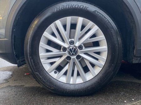 2021 Volkswagen T-Roc Design 1.0 TSI M6F 110HP 5DR €22,995 thumbnail